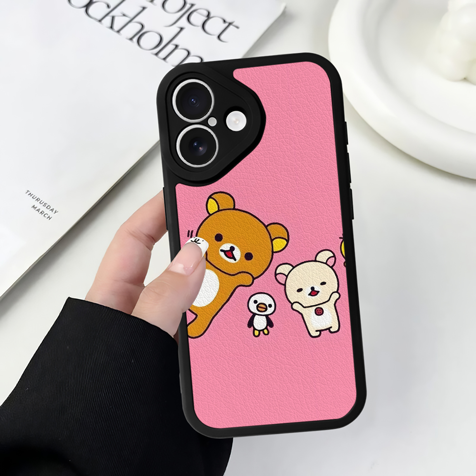 （画像用） リラックマ リラックマ キイロイトリ Rilakkuma Korilakkuma Kiiroitori 【iPhone 16シリーズ対応】シリコンスマホケース（レザー調） 材質：シリコン